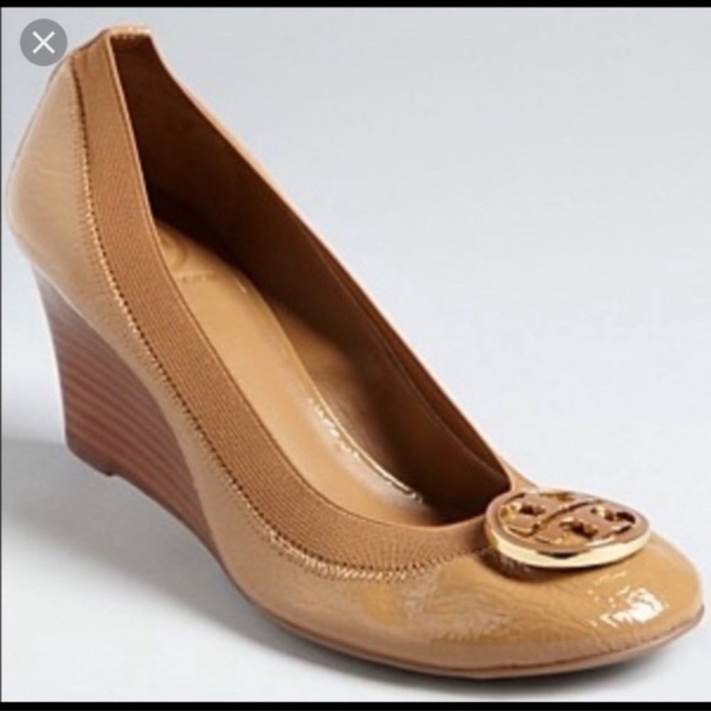 Tory burch Caroline nude patent leather wedges